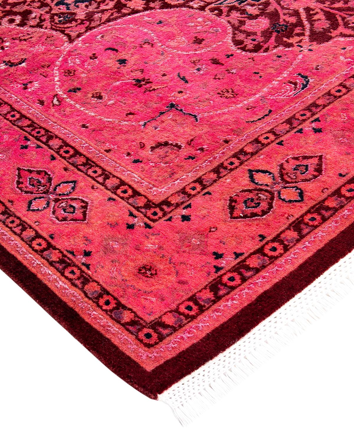 Les tapis Vibrance incarnent le classique avec une touche d'originalité : des motifs traditionnels surteints dans des couleurs éclatantes. Chaque tapis noué à la main est lavé dans une teinture botanique 100 % naturelle qui révèle les nuances