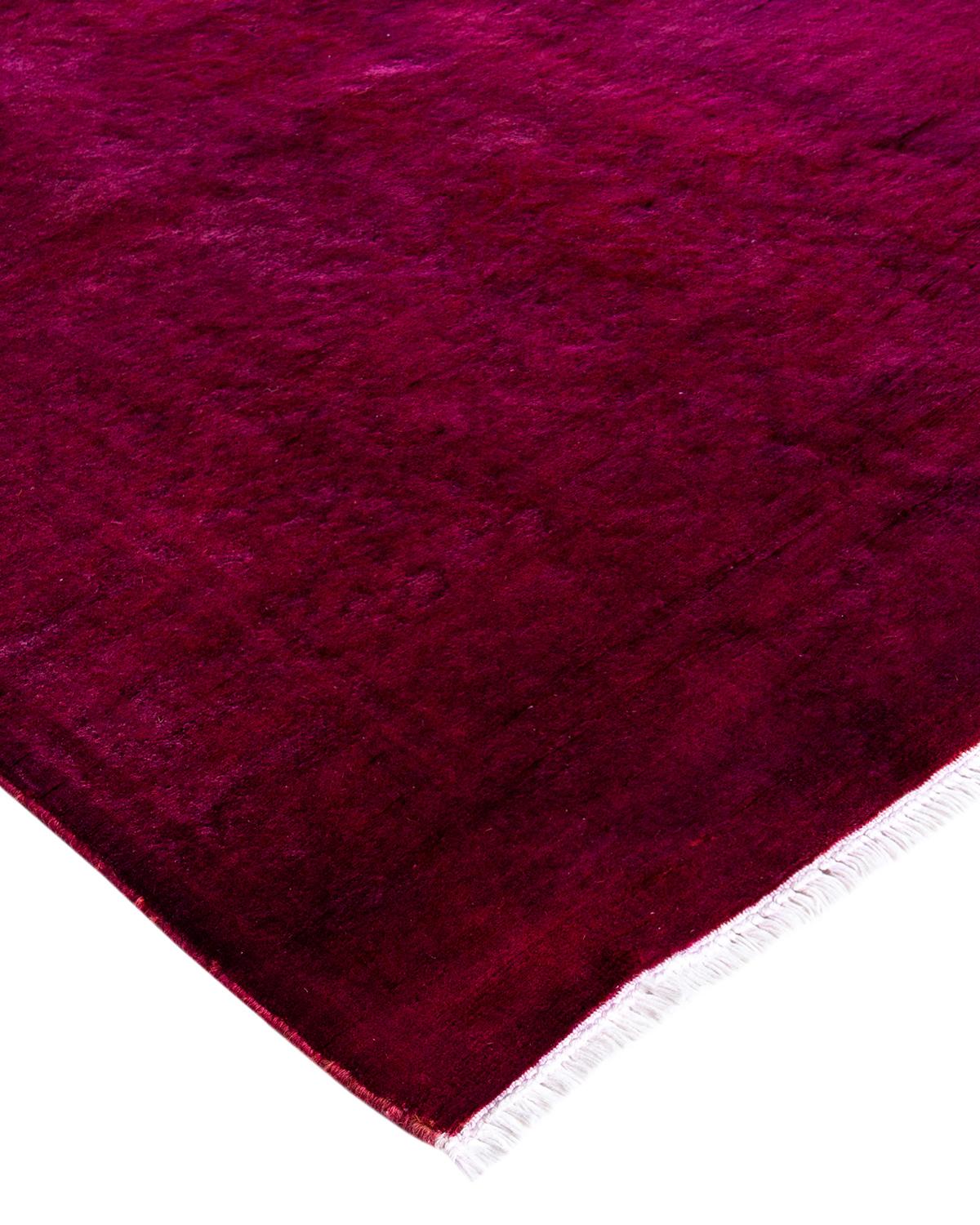 Las alfombras Vibrance son la personificación de lo clásico con un toque especial: motivos tradicionales teñidos de colores brillantes. Cada alfombra anudada a mano se lava con un tinte botánico 100% natural que revela matices ocultos en los