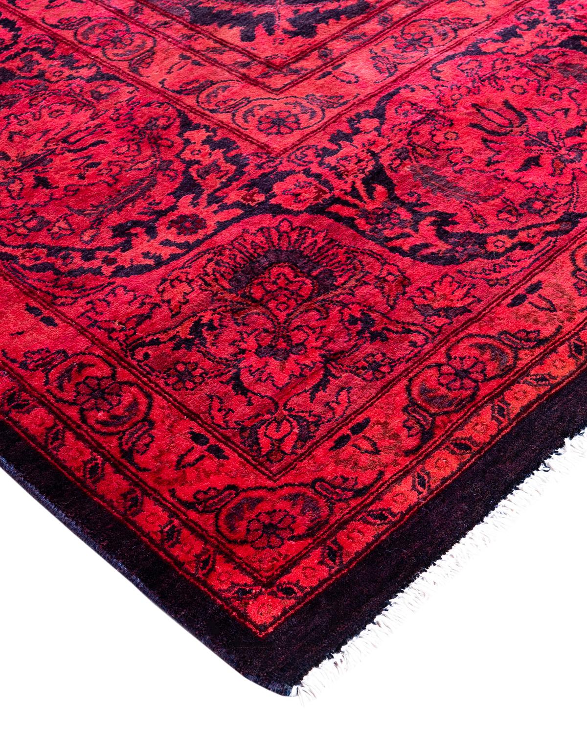 Les tapis Vibrance incarnent le classique avec une touche d'originalité : des motifs traditionnels surteints dans des couleurs éclatantes. Chaque tapis noué à la main est lavé dans une teinture botanique 100 % naturelle qui révèle les nuances