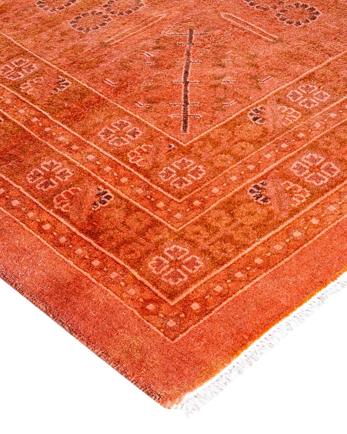 Les tapis Vibrance incarnent le classique avec une touche d'originalité : des motifs traditionnels surteints dans des couleurs éclatantes. Chaque tapis noué à la main est lavé dans une teinture botanique 100 % naturelle qui révèle les nuances