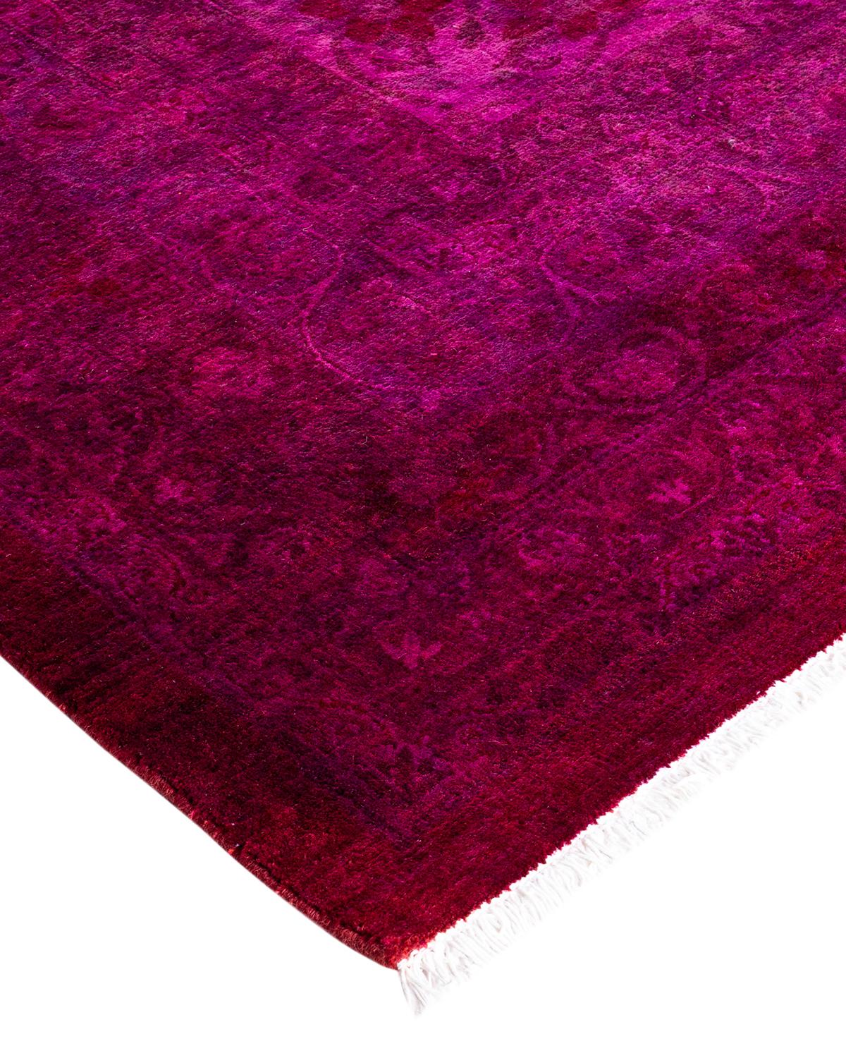 I tappeti Vibrance rappresentano il classico con un tocco di classe: motivi tradizionali sovratinti con colori brillanti. Ogni tappeto annodato a mano viene lavato con una tintura botanica 100% naturale che rivela le sfumature nascoste degli am