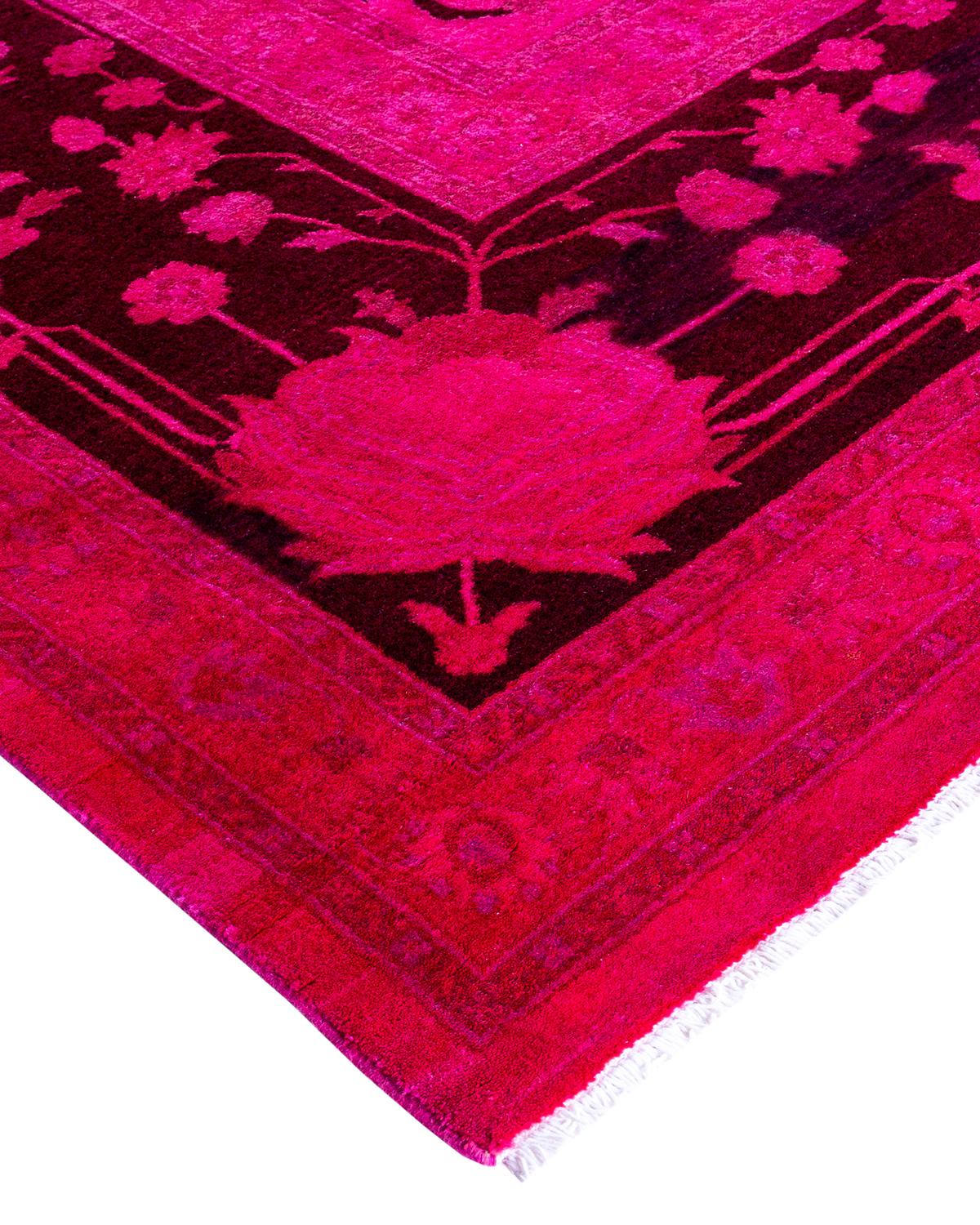 Las alfombras Vibrance son la personificación de lo clásico con un toque especial: motivos tradicionales teñidos de colores brillantes. Cada alfombra anudada a mano se lava con un tinte botánico 100% natural que revela matices ocultos en los