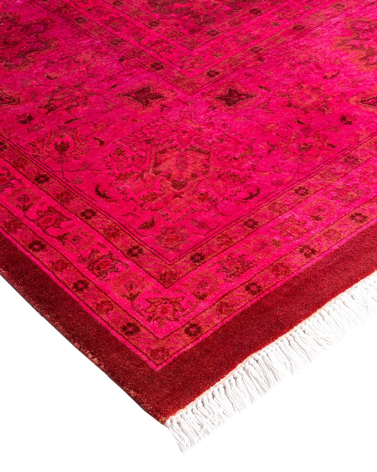 Les tapis Vibrance incarnent le classique avec une touche d'originalité : des motifs traditionnels surteints dans des couleurs éclatantes. Chaque tapis noué à la main est lavé dans une teinture botanique 100 % naturelle qui révèle les nuances