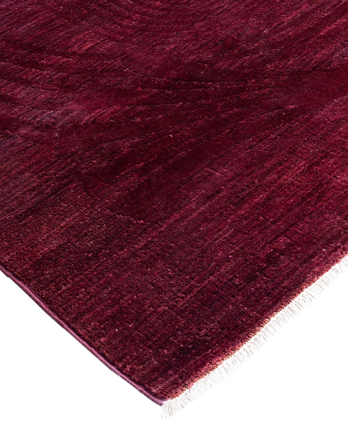 Las alfombras Vibrance son la personificación de lo clásico con un toque especial: motivos tradicionales teñidos de colores brillantes. Cada alfombra anudada a mano se lava con un tinte botánico 100% natural que revela matices ocultos en los