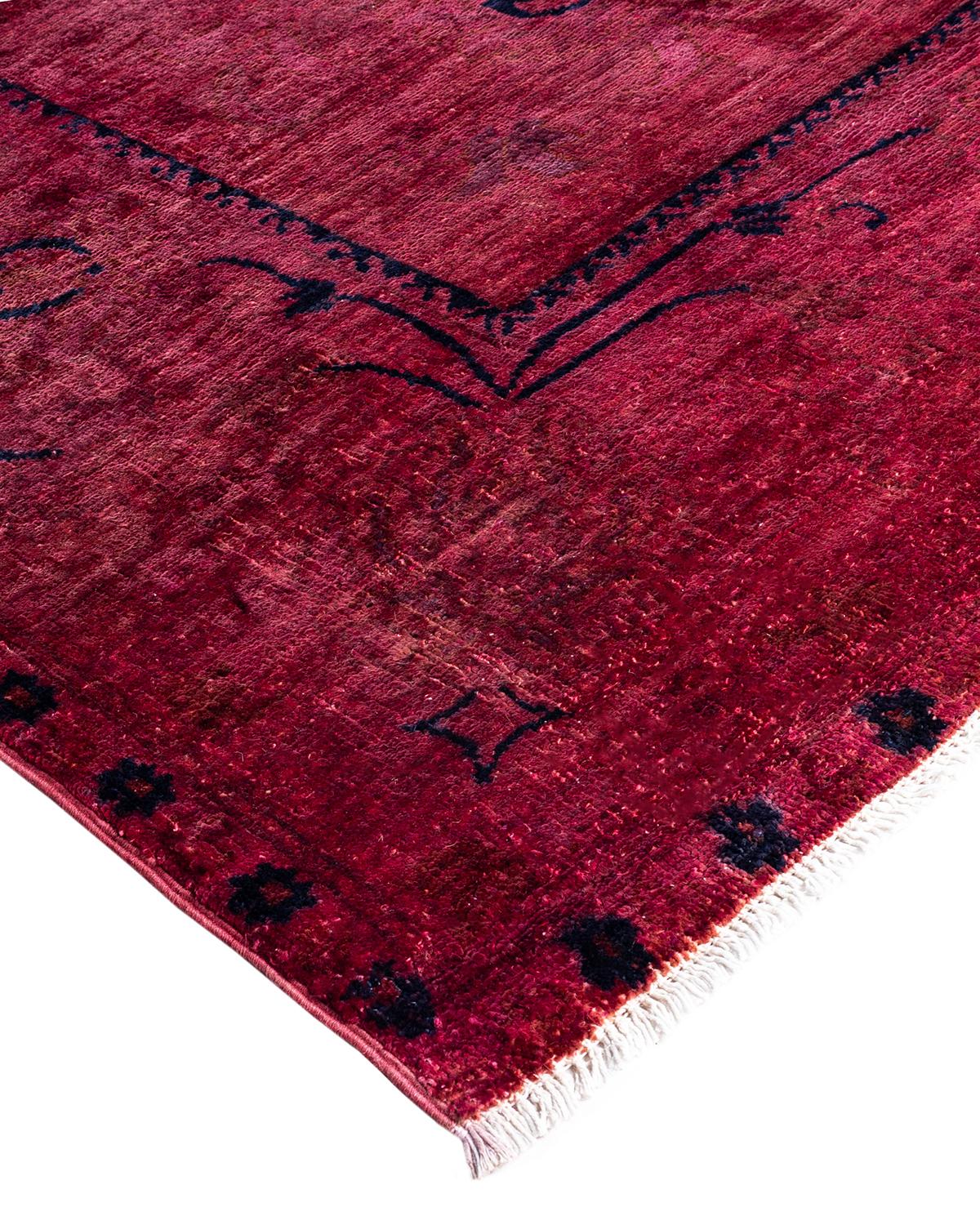 Les tapis Vibrance incarnent le classique avec une touche d'originalité : des motifs traditionnels surteints dans des couleurs éclatantes. Chaque tapis noué à la main est lavé dans une teinture botanique 100 % naturelle qui révèle les nuances