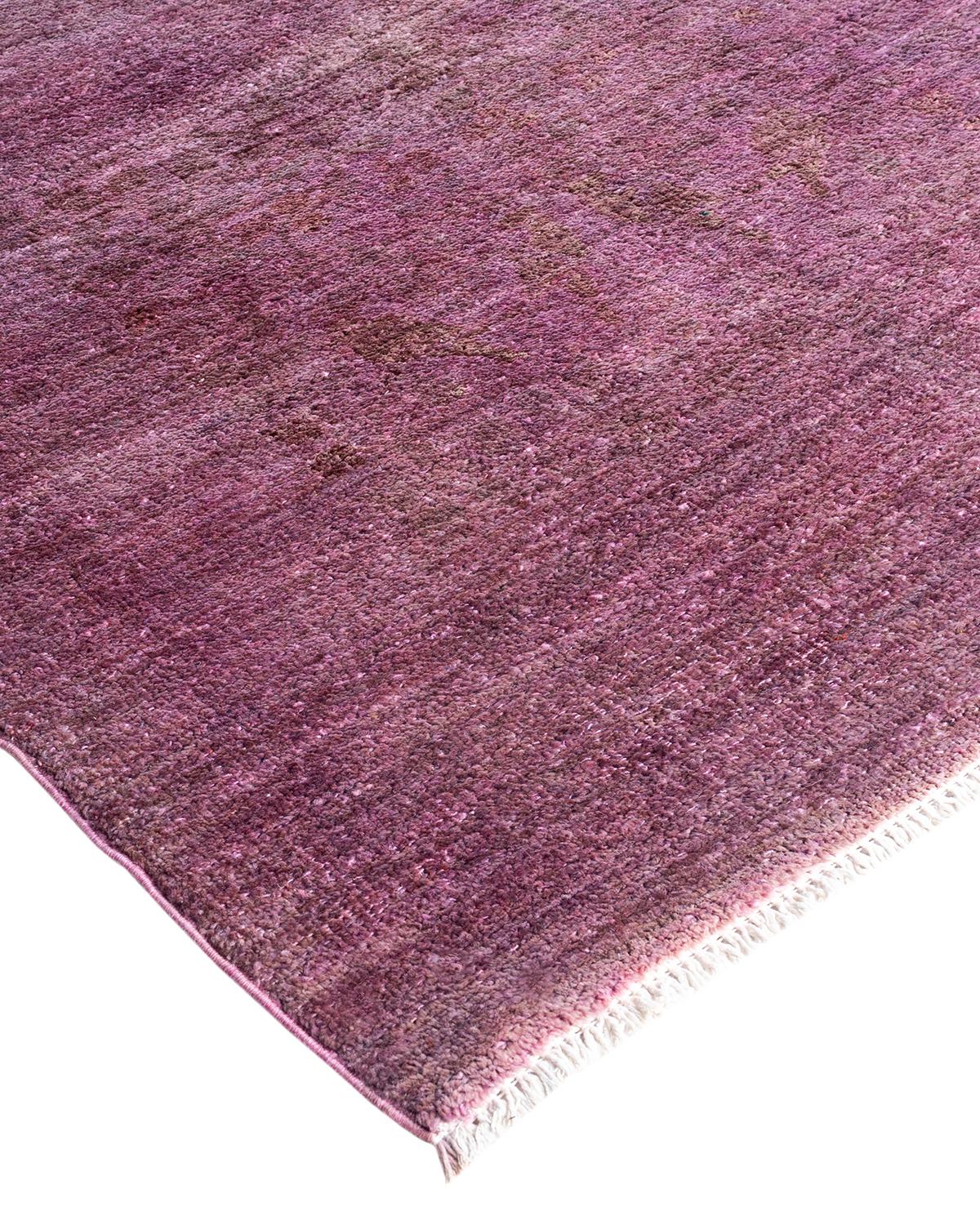 Les tapis Vibrance incarnent le classique avec une touche d'originalité : des motifs traditionnels surteints dans des couleurs éclatantes. Chaque tapis noué à la main est lavé dans une teinture botanique 100 % naturelle qui révèle les nuances