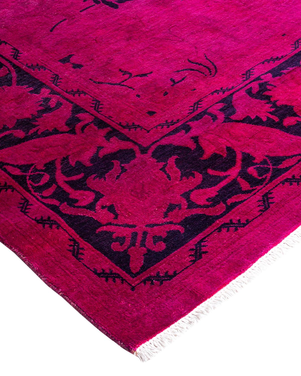 Les tapis Vibrance incarnent le classique avec une touche d'originalité : des motifs traditionnels surteints dans des couleurs éclatantes. Chaque tapis noué à la main est lavé dans une teinture botanique 100 % naturelle qui révèle les nuances