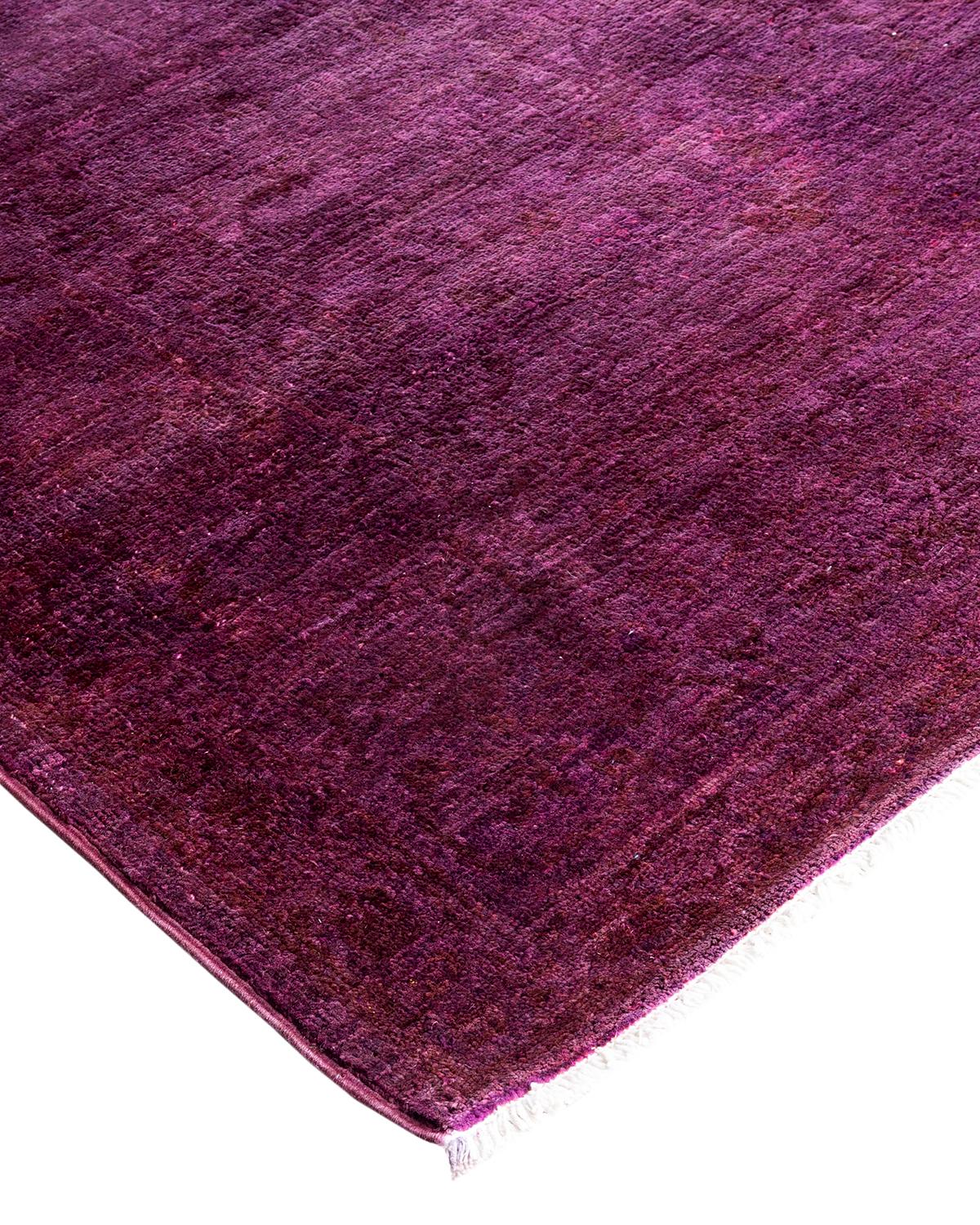 Les tapis Vibrance incarnent le classique avec une touche d'originalité : des motifs traditionnels surteints dans des couleurs éclatantes. Chaque tapis noué à la main est lavé dans une teinture botanique 100 % naturelle qui révèle les nuances