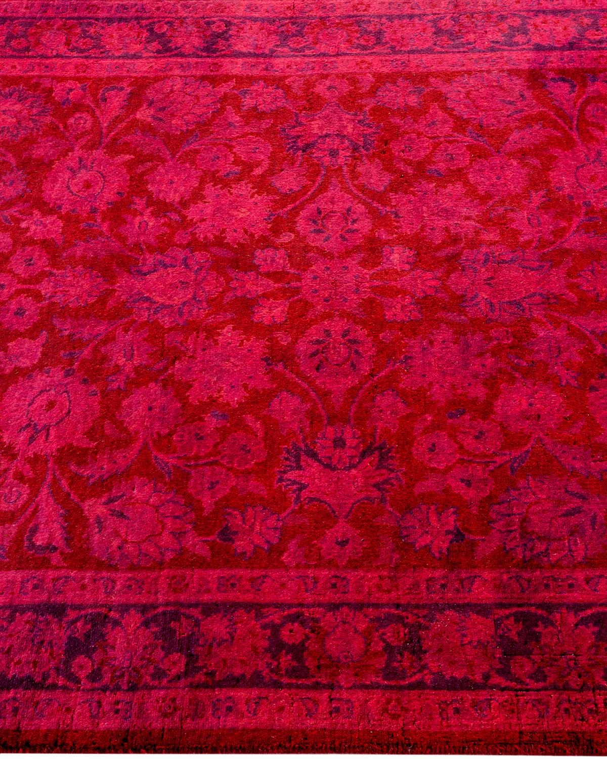 Tapis Contemporary en laine surteinte nouée à la main rose Neuf - En vente à Norwalk, CT