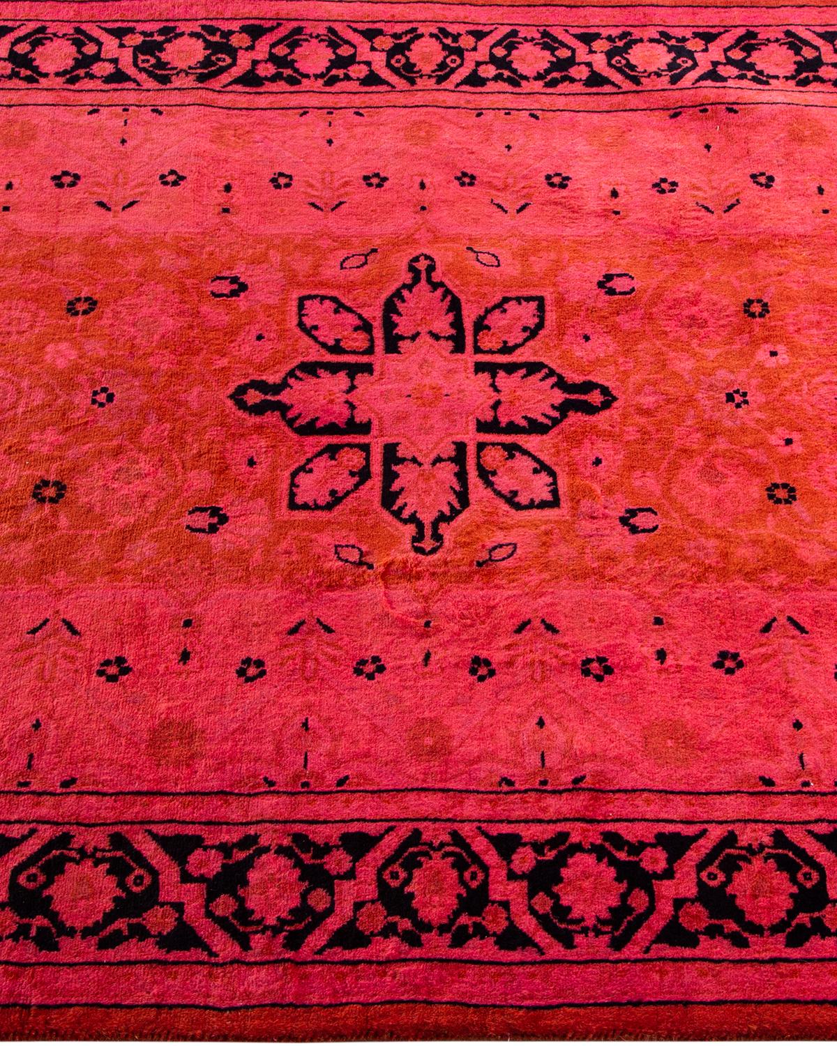 Tapis Contemporary en laine surteinte nouée à la main rose Neuf - En vente à Norwalk, CT