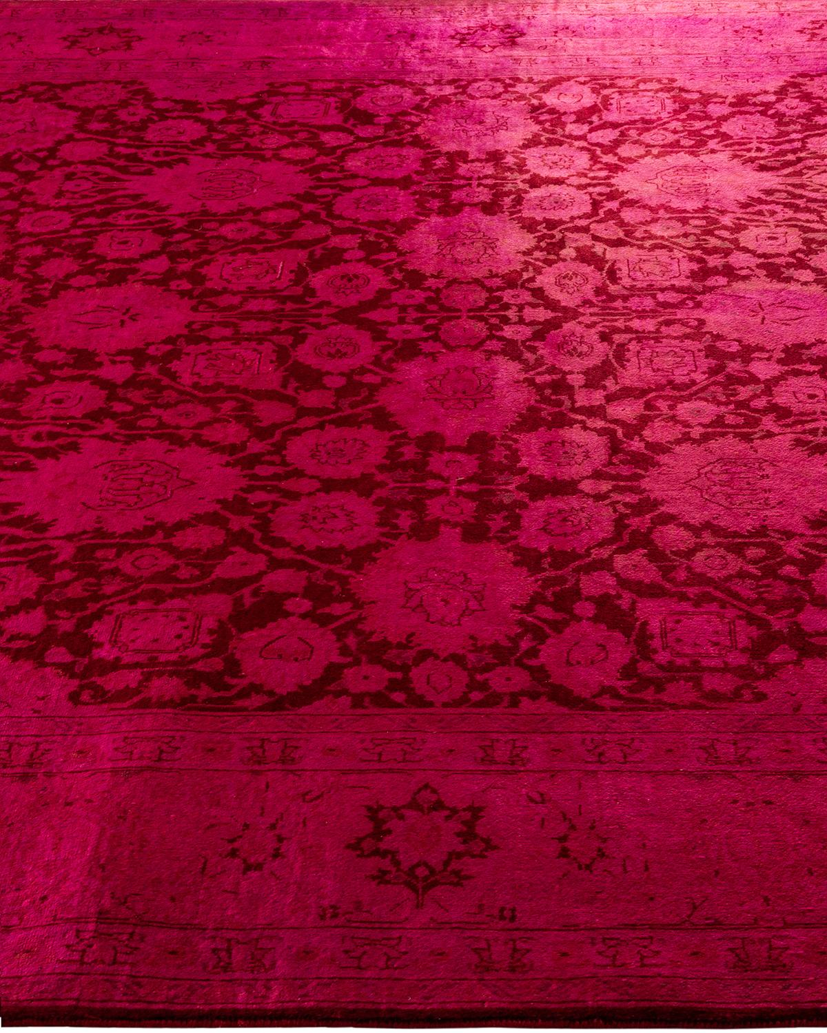 Tapis Contemporary en laine surteinte nouée à la main rose Neuf - En vente à Norwalk, CT