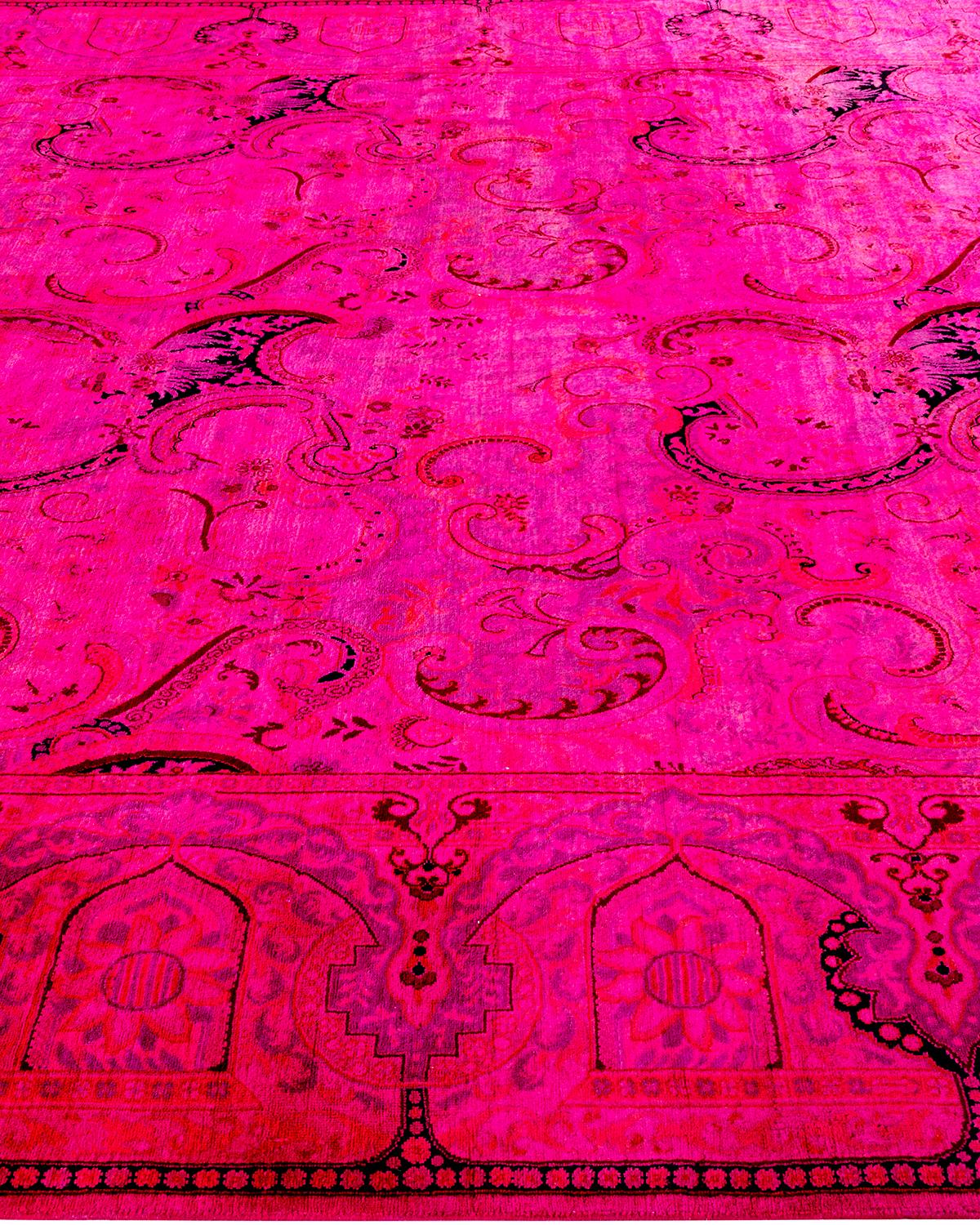 Tapis Contemporary en laine surteinte nouée à la main rose Neuf - En vente à Norwalk, CT