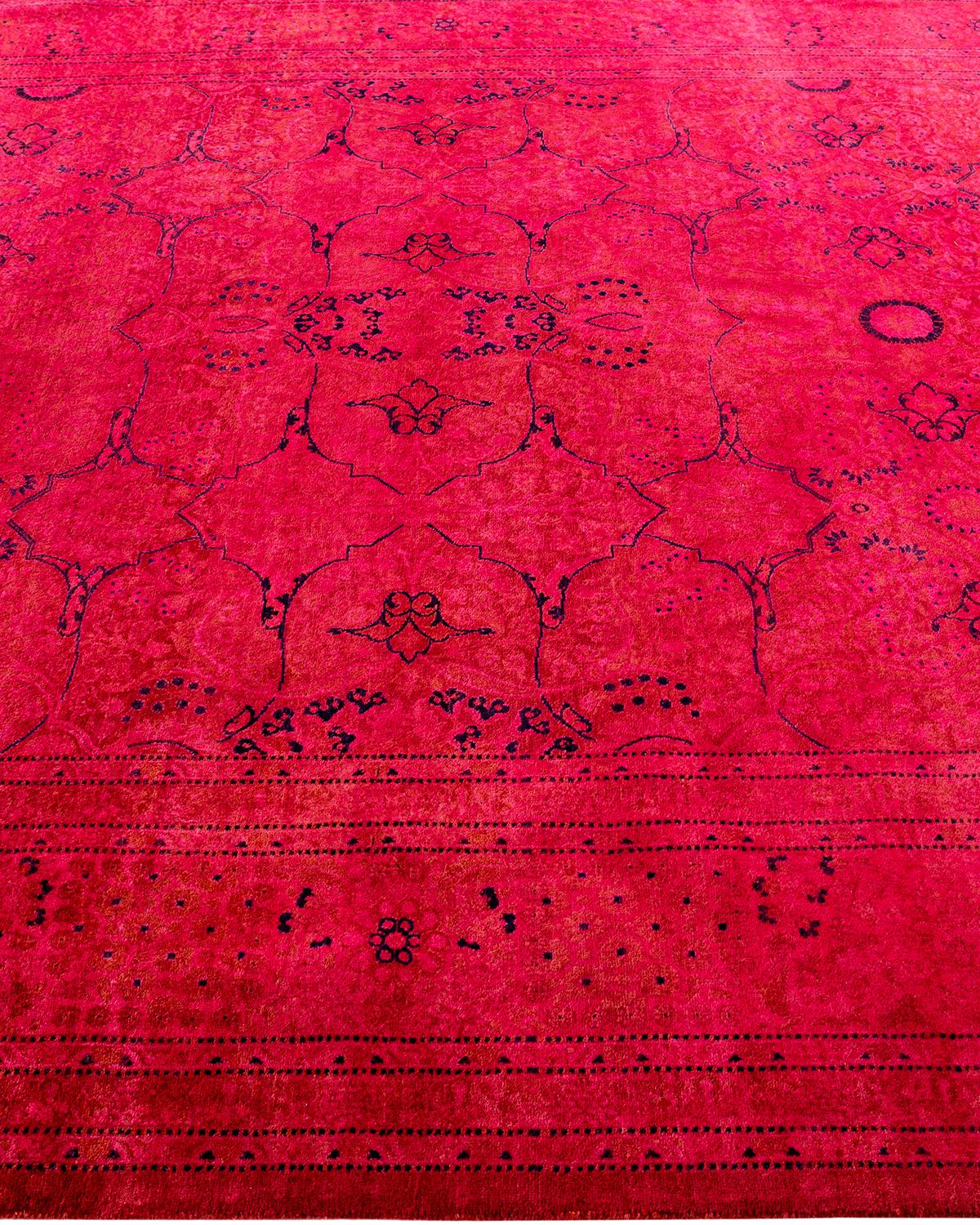 Tapis Contemporary en laine surteinte nouée à la main rose Neuf - En vente à Norwalk, CT