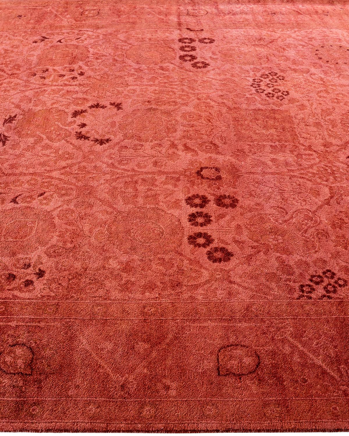 Tapis Contemporary en laine surteinte nouée à la main rose Neuf - En vente à Norwalk, CT