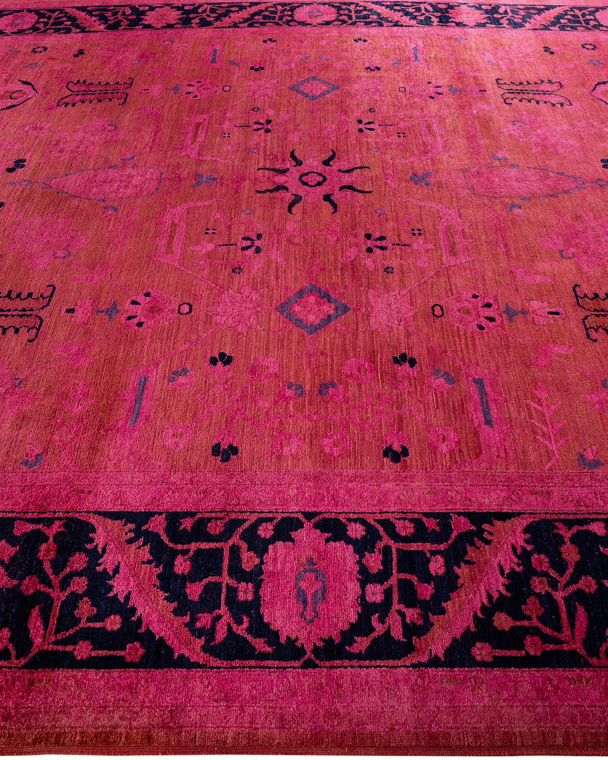 Tapis Contemporary en laine surteinte nouée à la main rose Neuf - En vente à Norwalk, CT