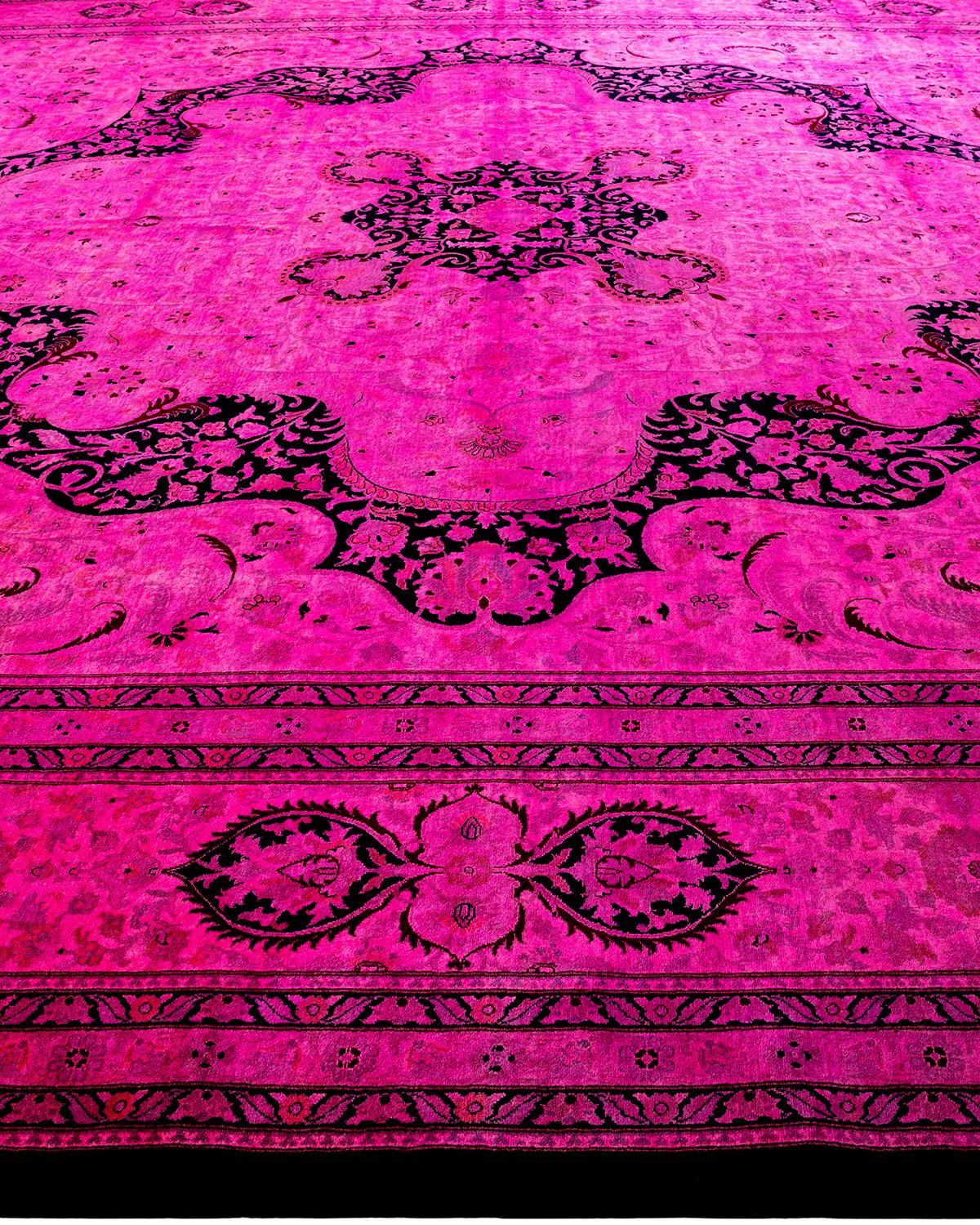 Tapis Contemporary en laine surteinte nouée à la main rose Neuf - En vente à Norwalk, CT