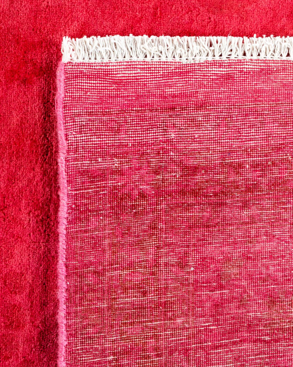 Contemporary Overdyed Hand Knotted Wool Pink Area Rug (21. Jahrhundert und zeitgenössisch) im Angebot
