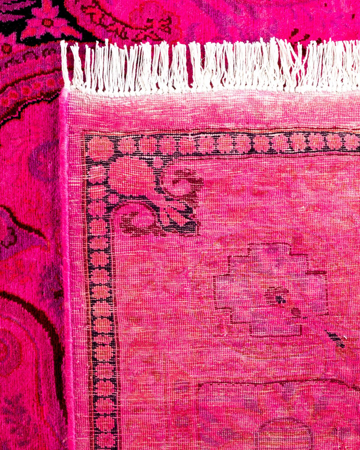 XXIe siècle et contemporain Tapis Contemporary en laine surteinte nouée à la main rose en vente