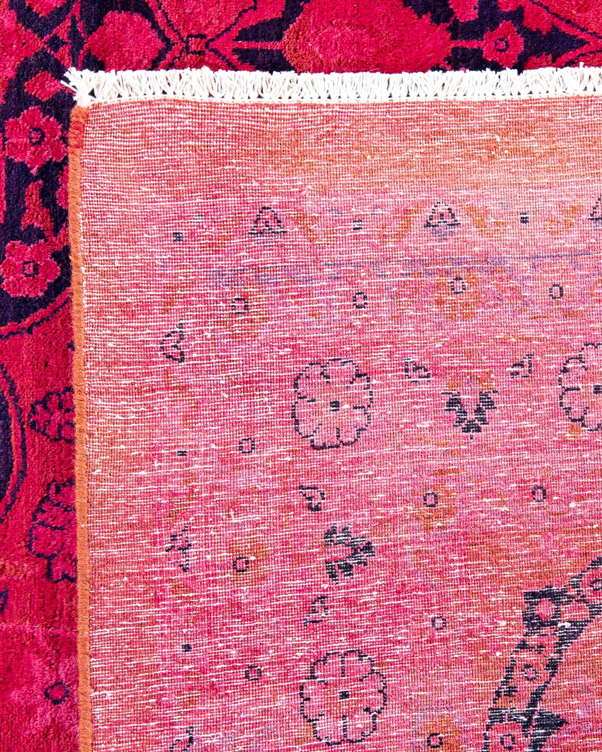 Contemporary Overdyed Hand Knotted Wool Pink Area Rug (21. Jahrhundert und zeitgenössisch) im Angebot