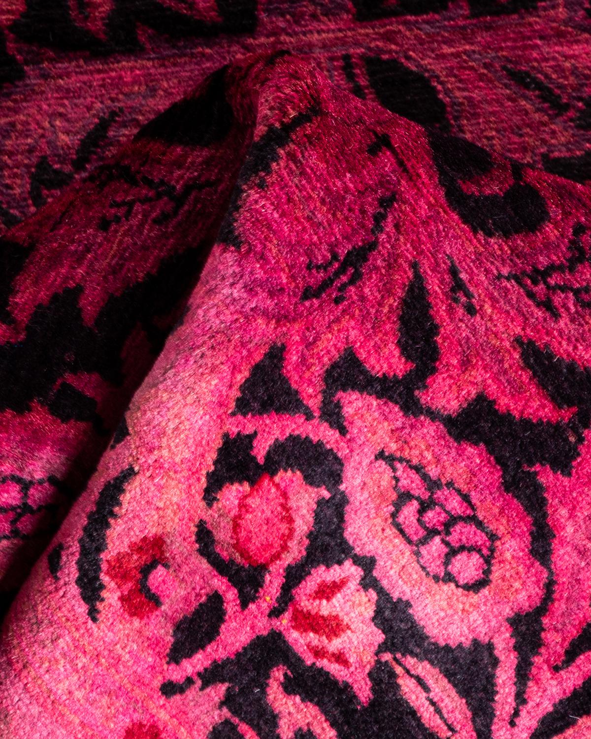Tapis Contemporary en laine surteinte nouée à la main rose en vente 1