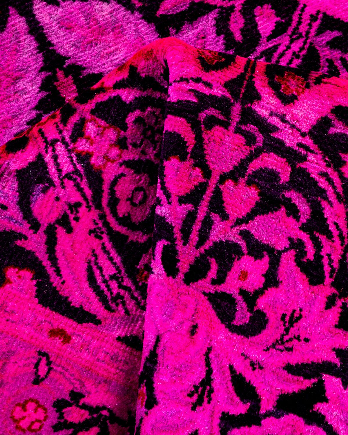 Tapis Contemporary en laine surteinte nouée à la main rose en vente 1