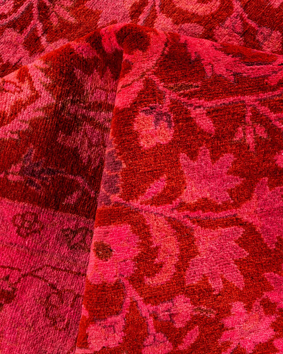 Tapis Contemporary en laine surteinte nouée à la main rose en vente 1