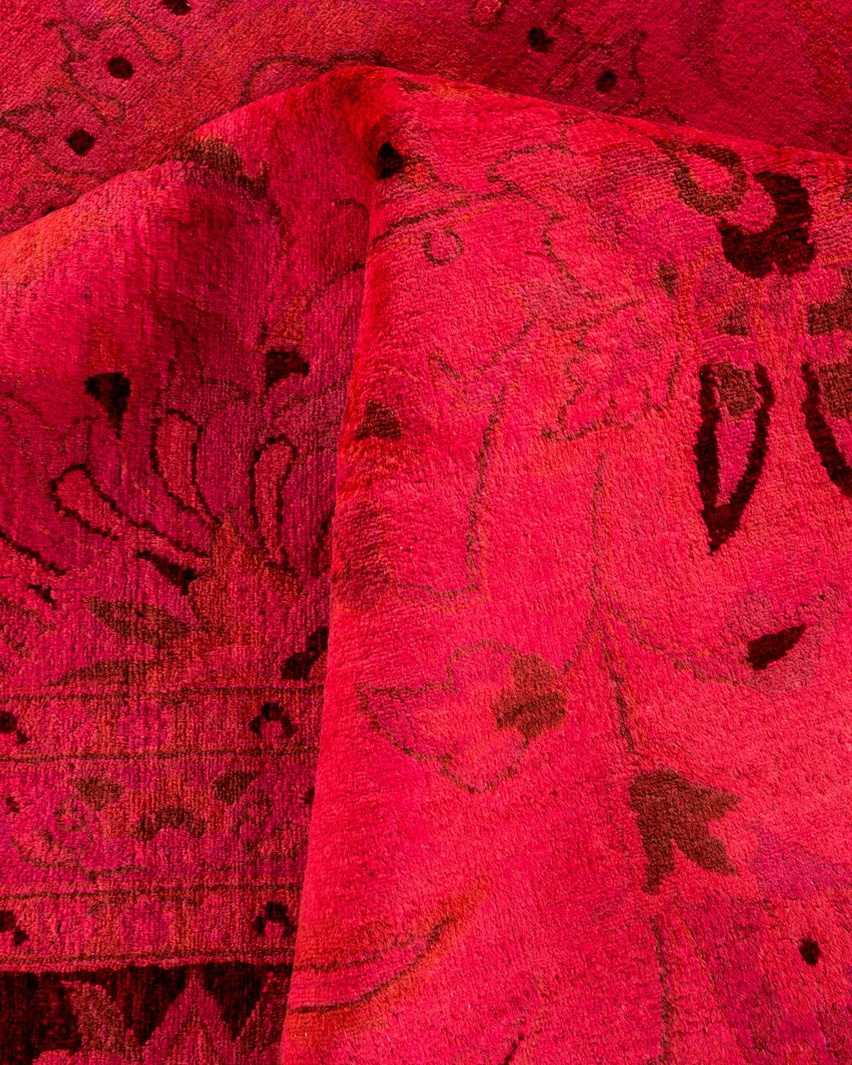 Tapis Contemporary en laine surteinte nouée à la main rose en vente 1