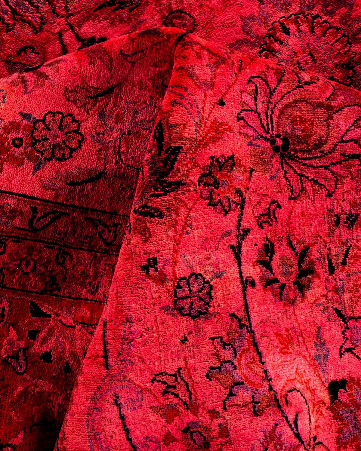 Tapis Contemporary en laine surteinte nouée à la main rose en vente 1