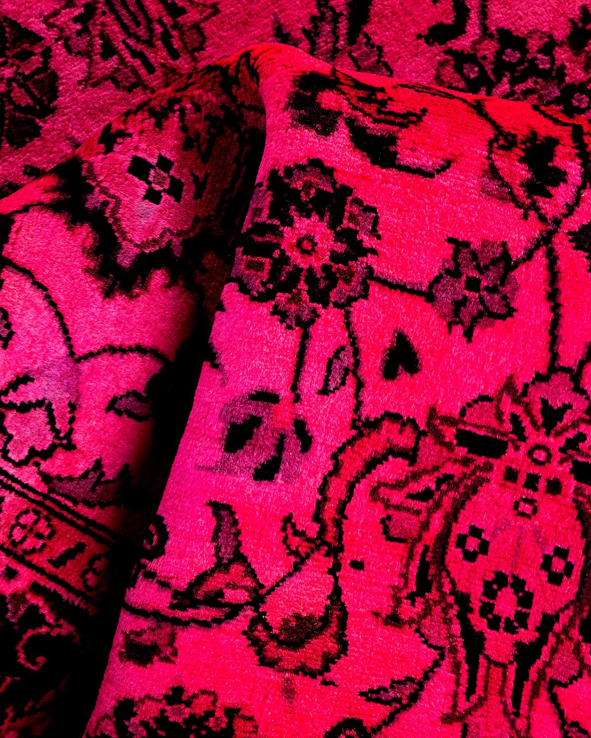 Tapis Contemporary en laine surteinte nouée à la main rose en vente 1
