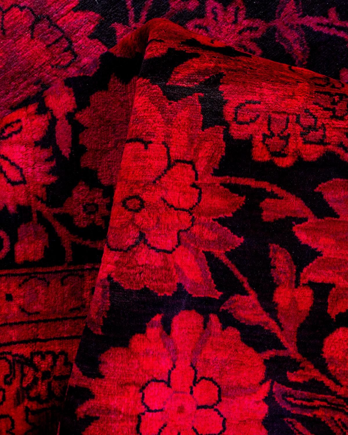 Tapis Contemporary en laine surteinte nouée à la main rose en vente 1