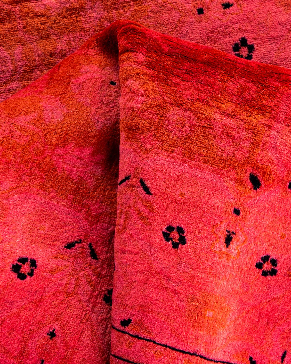 Tapis Contemporary en laine surteinte nouée à la main rose en vente 1