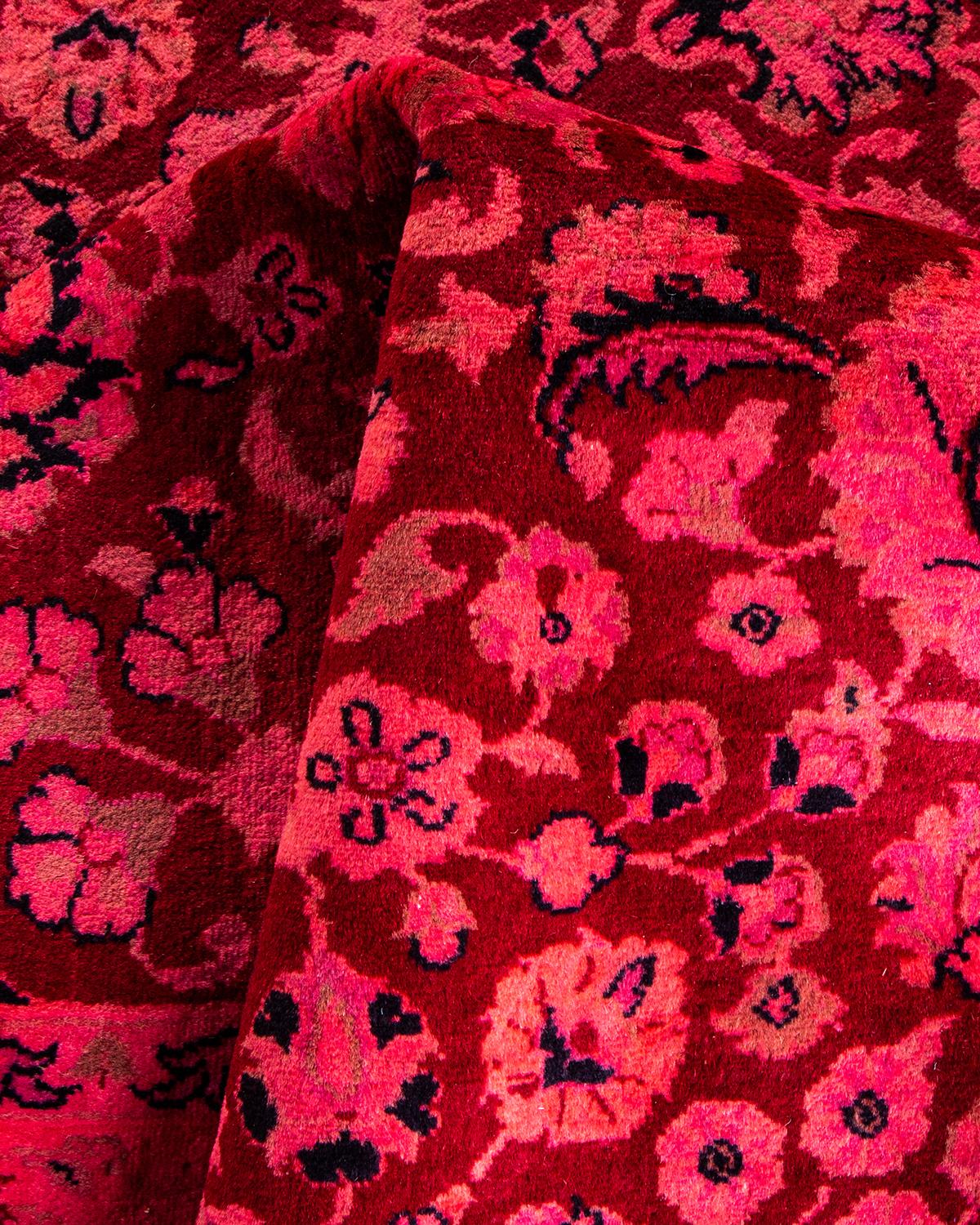 Tapis Contemporary en laine surteinte nouée à la main rose en vente 1