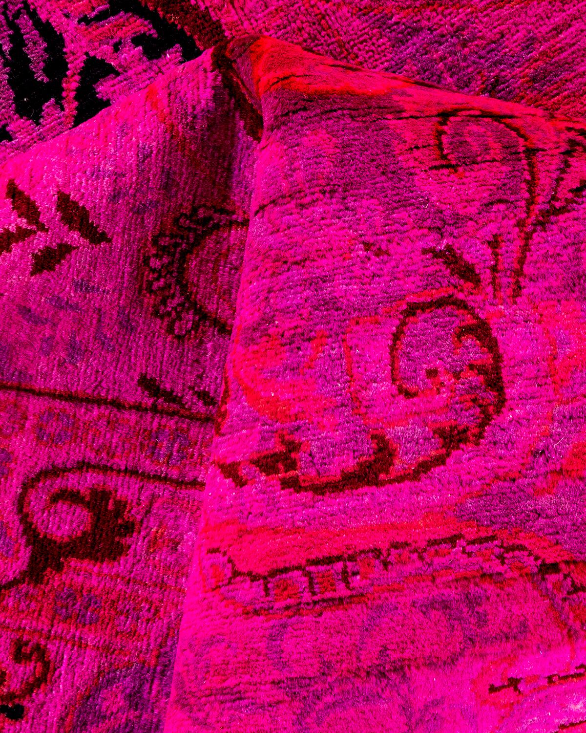 Tapis Contemporary en laine surteinte nouée à la main rose en vente 1