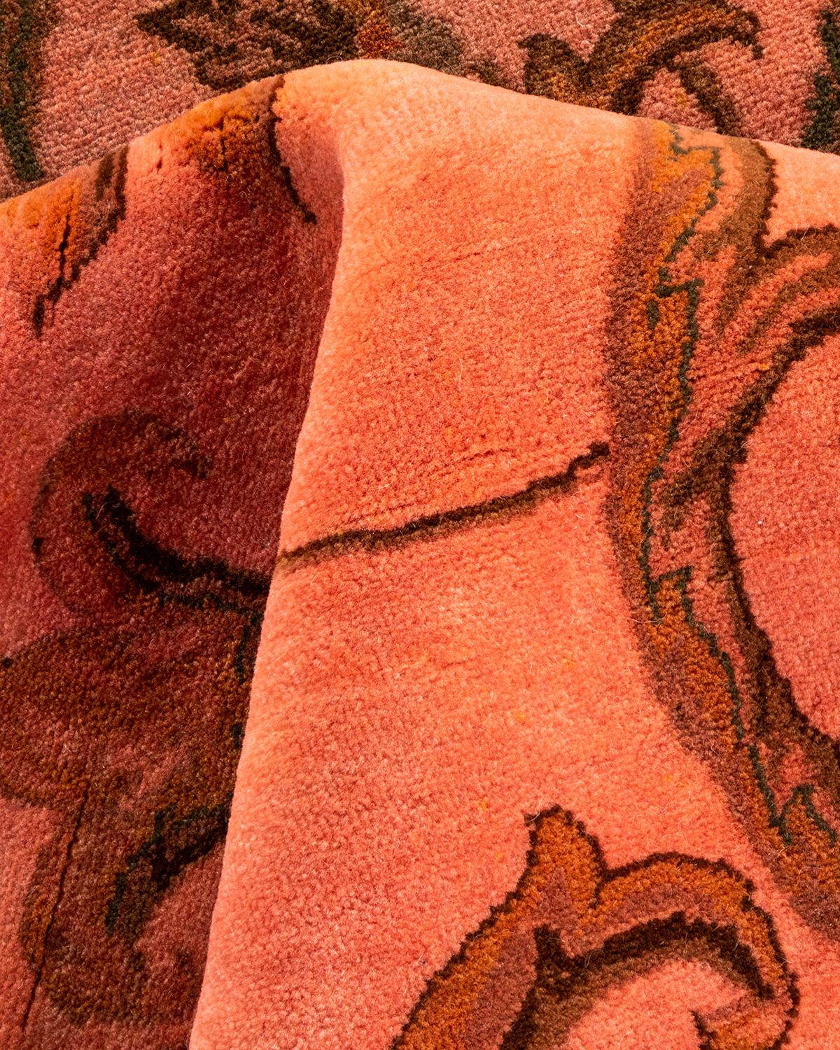 Tapis Contemporary en laine surteinte nouée à la main rose en vente 1