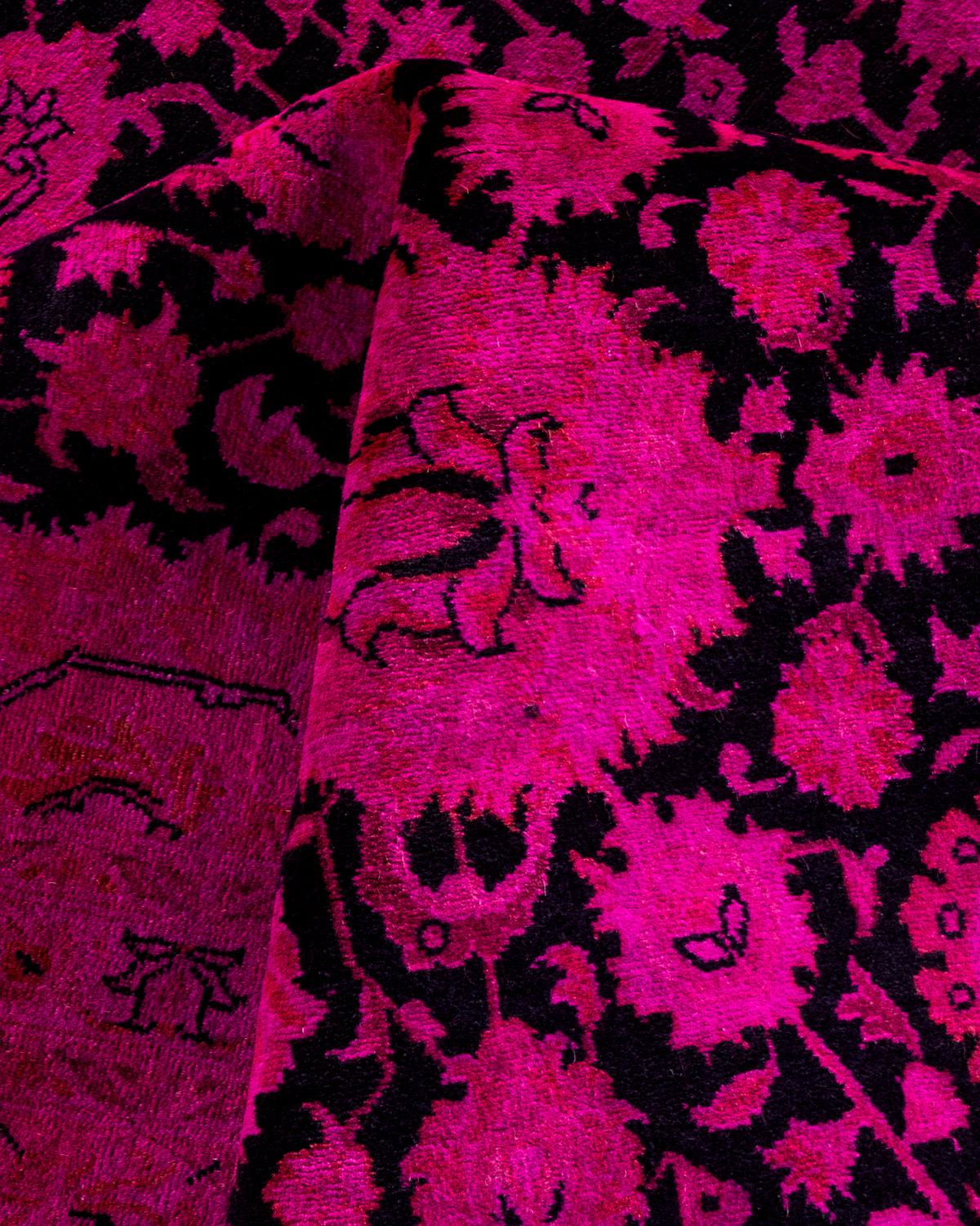 Tapis Contemporary en laine surteinte nouée à la main rose en vente 1