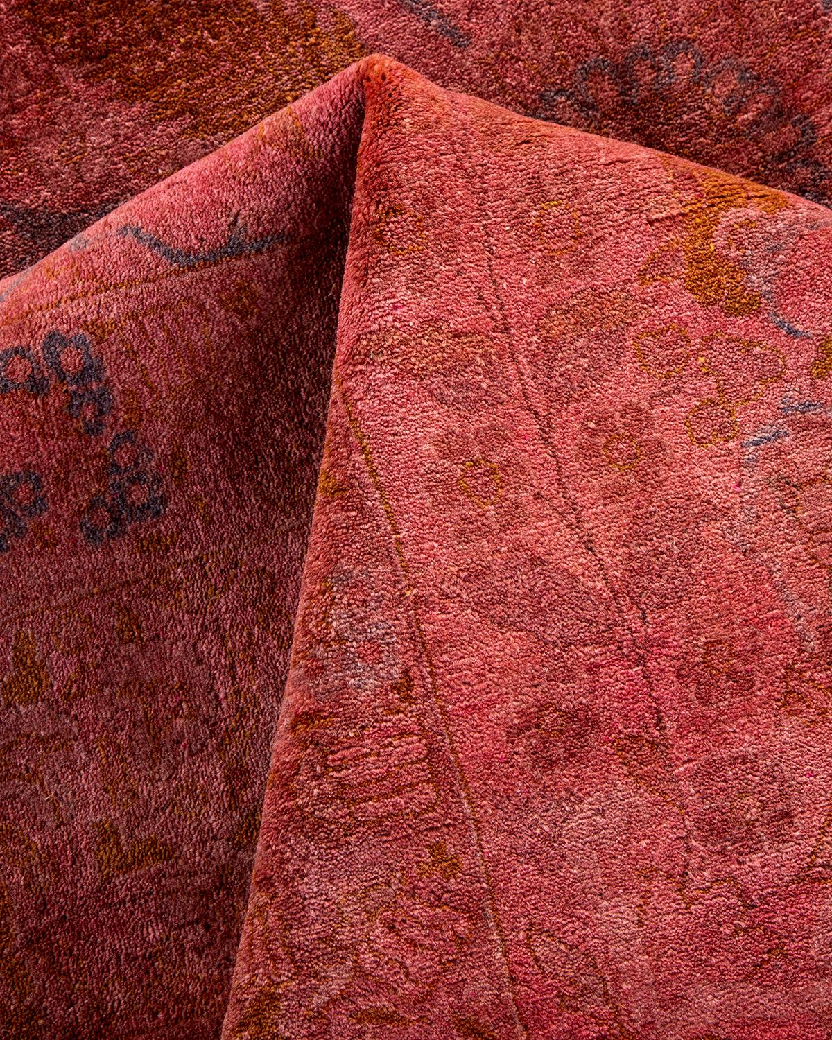 Alfombra de lana teñida a mano contemporánea rosa en venta 1