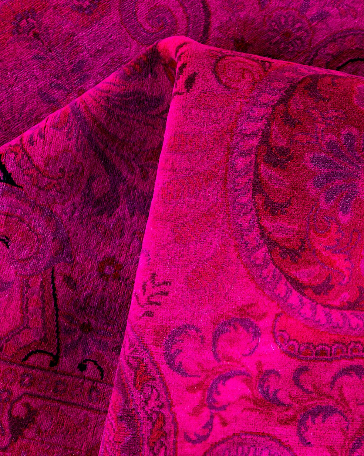 Tapis Contemporary en laine surteinte nouée à la main rose en vente 1