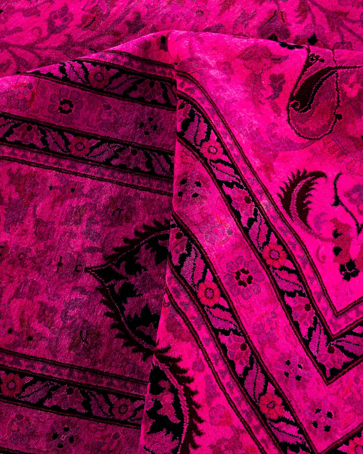 Tapis Contemporary en laine surteinte nouée à la main rose en vente 1