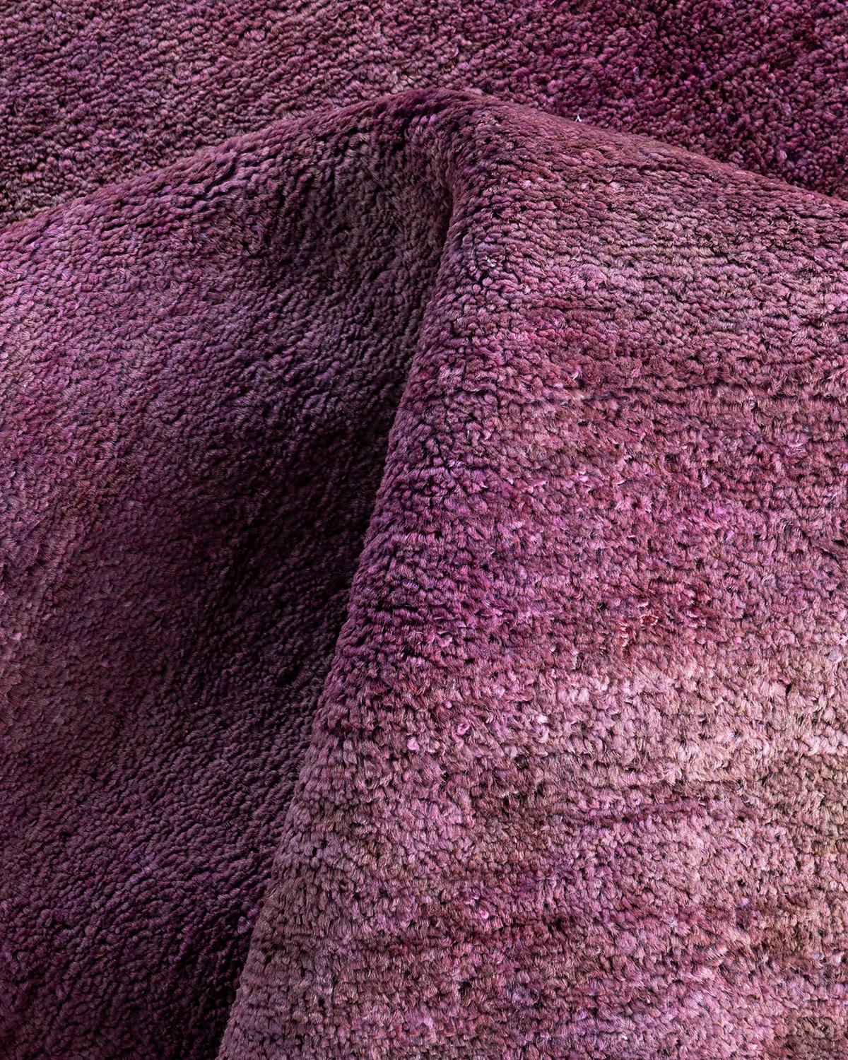 Tapis Contemporary en laine surteinte nouée à la main rose en vente 1