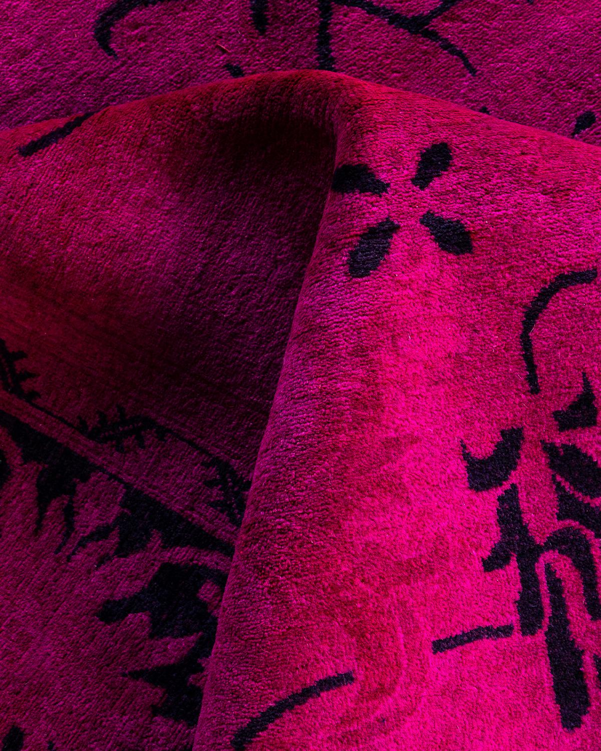 Tapis Contemporary en laine surteinte nouée à la main rose en vente 1
