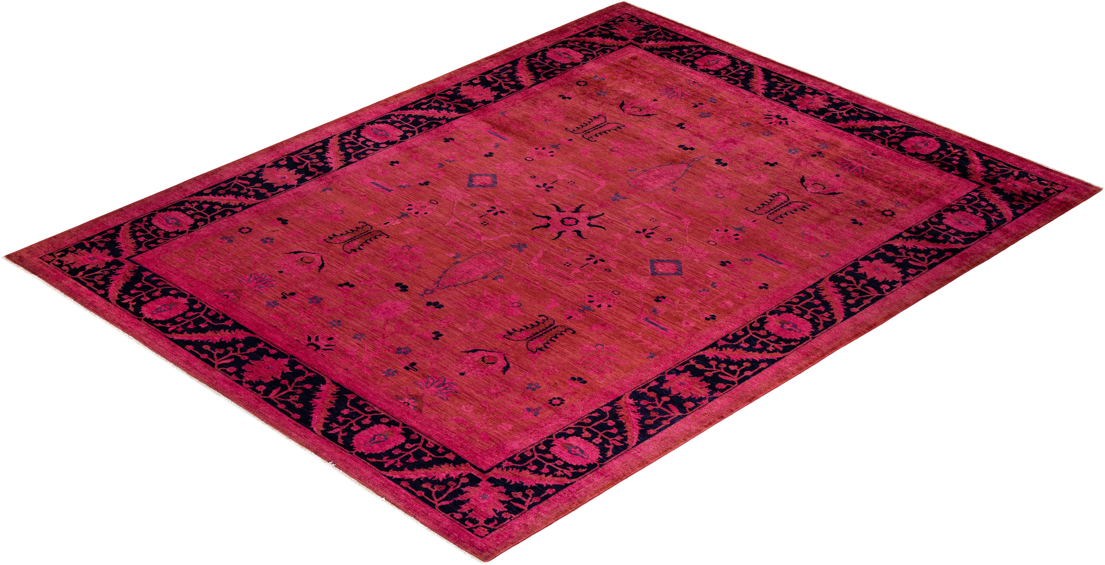 Tapis Contemporary en laine surteinte nouée à la main rose en vente 2