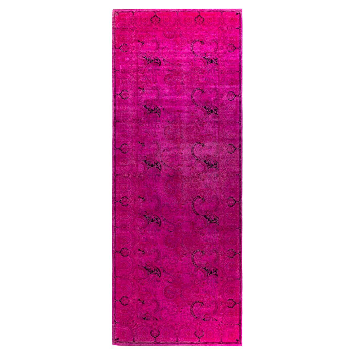 Tapis Contemporary en laine surteinte nouée à la main rose en vente