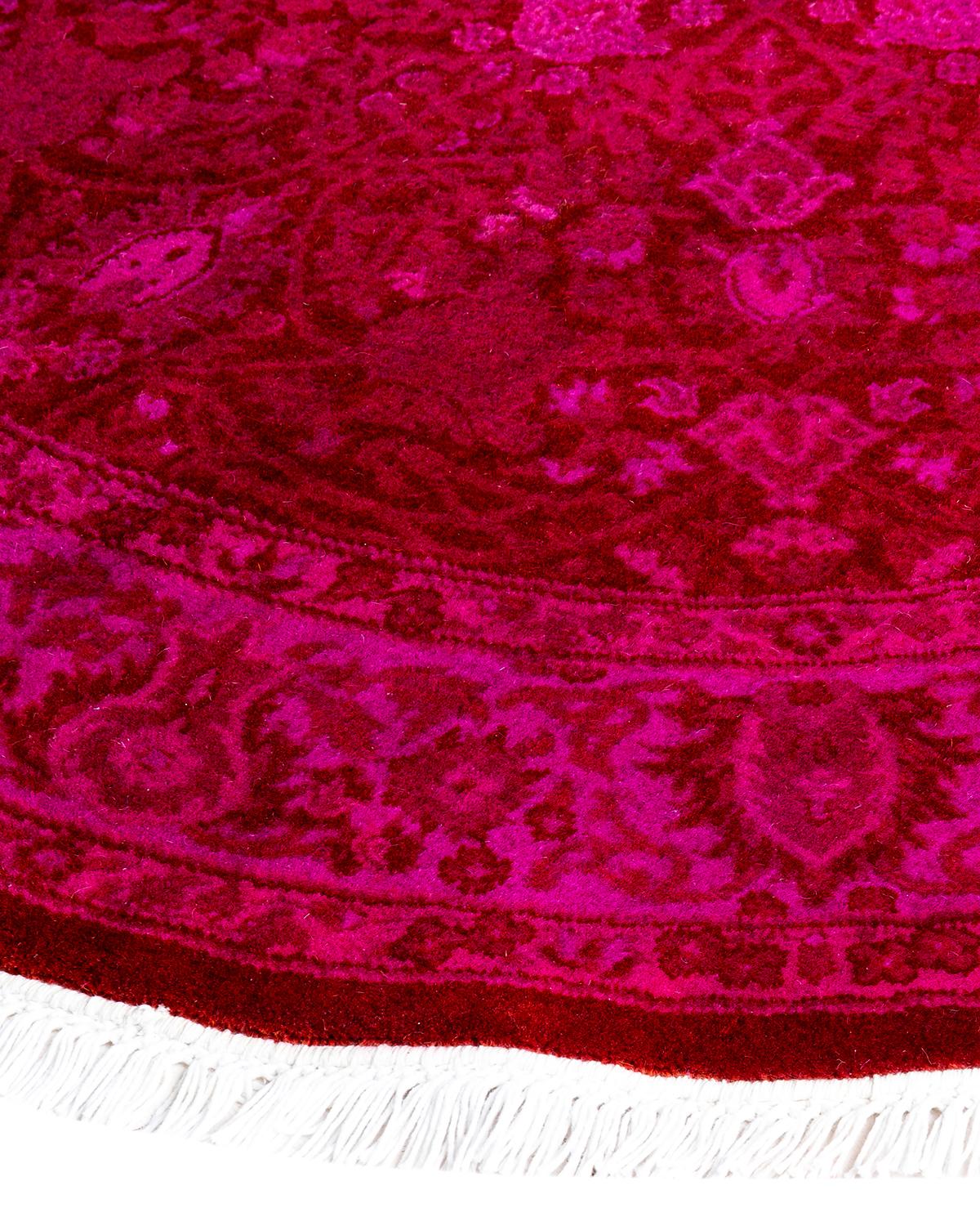 Las alfombras Vibrance son la personificación de lo clásico con un toque especial: motivos tradicionales teñidos de colores brillantes. Cada alfombra anudada a mano se lava con un tinte botánico 100% natural que revela matices ocultos en los