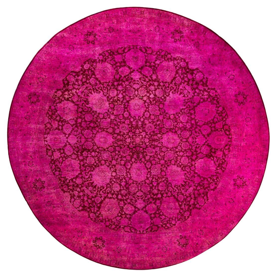 Contemporary Overdyed Hand Knotted Wool Round Round Area Rug 8' 1" x 8' 1" (Tapis rond en laine surteintée rose)
