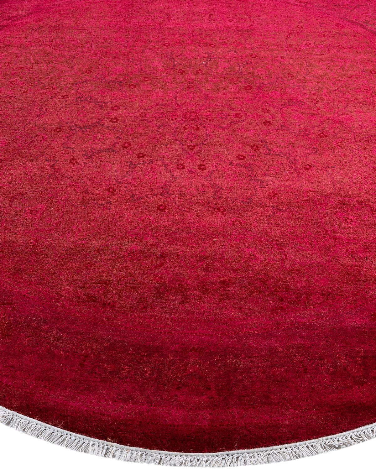 Contemporary Overdyed Hand Knotted Wool Pink Round Area Rug im Zustand „Neu“ im Angebot in Norwalk, CT