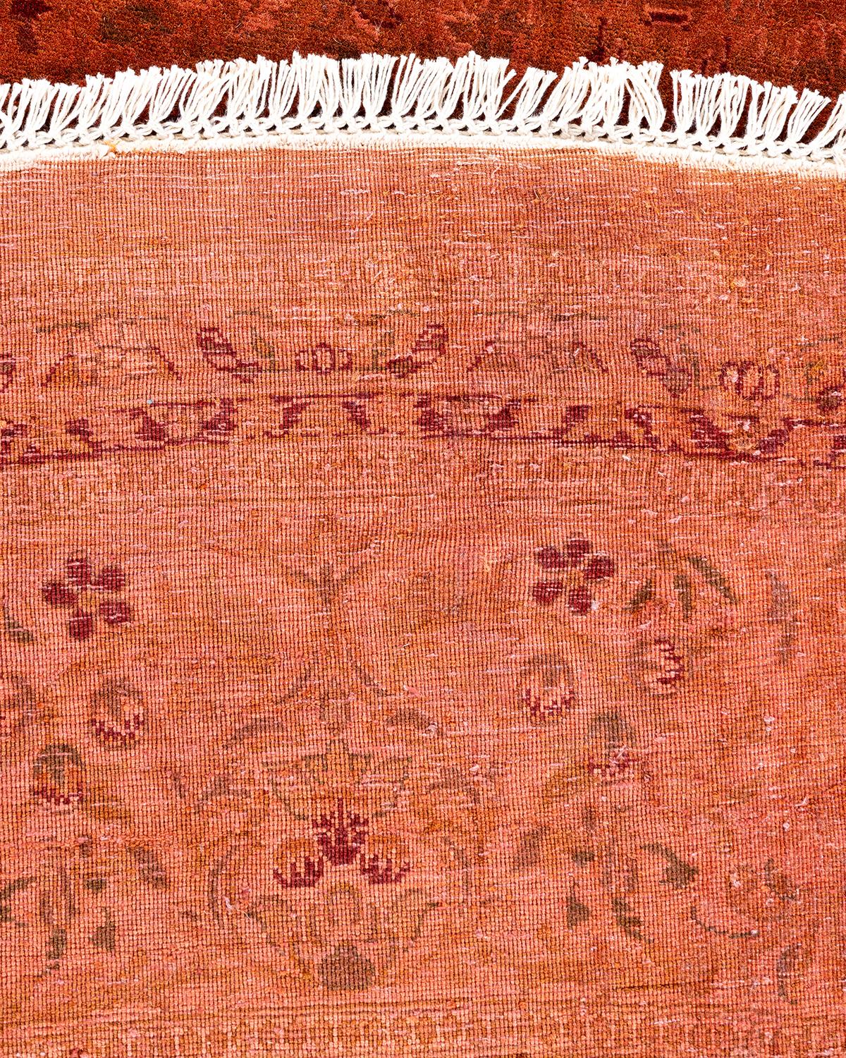 Contemporary Overdyed Hand Knotted Wool Pink Round Area Rug (21. Jahrhundert und zeitgenössisch) im Angebot