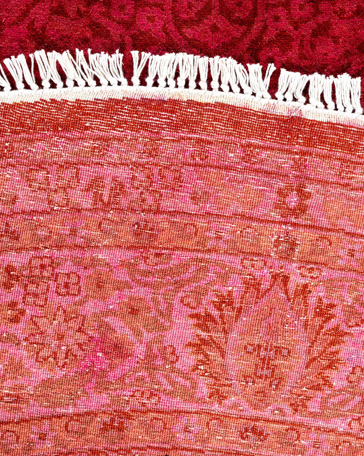 Contemporary Overdyed Hand Knotted Wool Pink Round Area Rug (21. Jahrhundert und zeitgenössisch) im Angebot