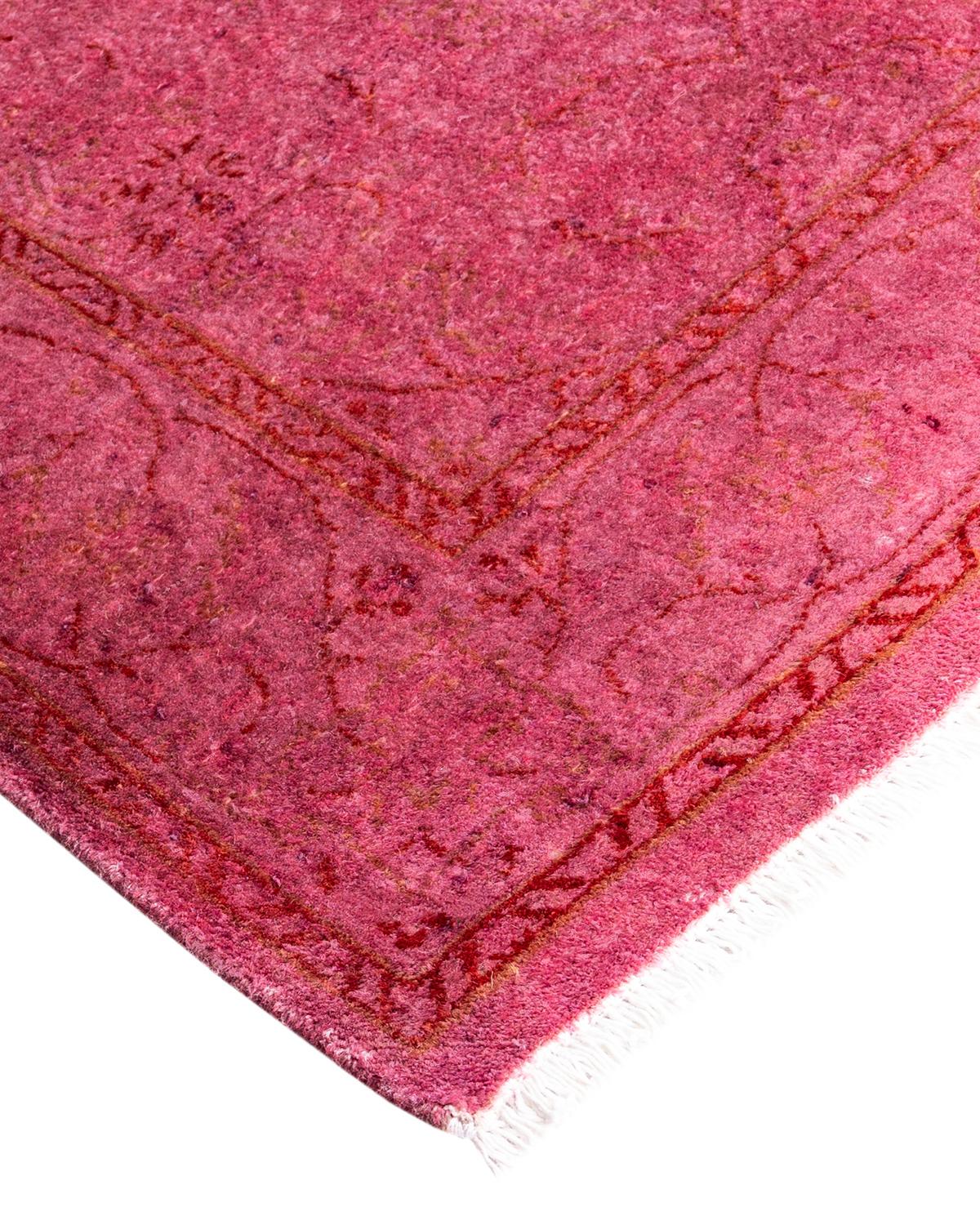 Les tapis Vibrance incarnent le classique avec une touche d'originalité : des motifs traditionnels surteints dans des couleurs éclatantes. Chaque tapis noué à la main est lavé dans une teinture botanique 100 % naturelle qui révèle les nuances