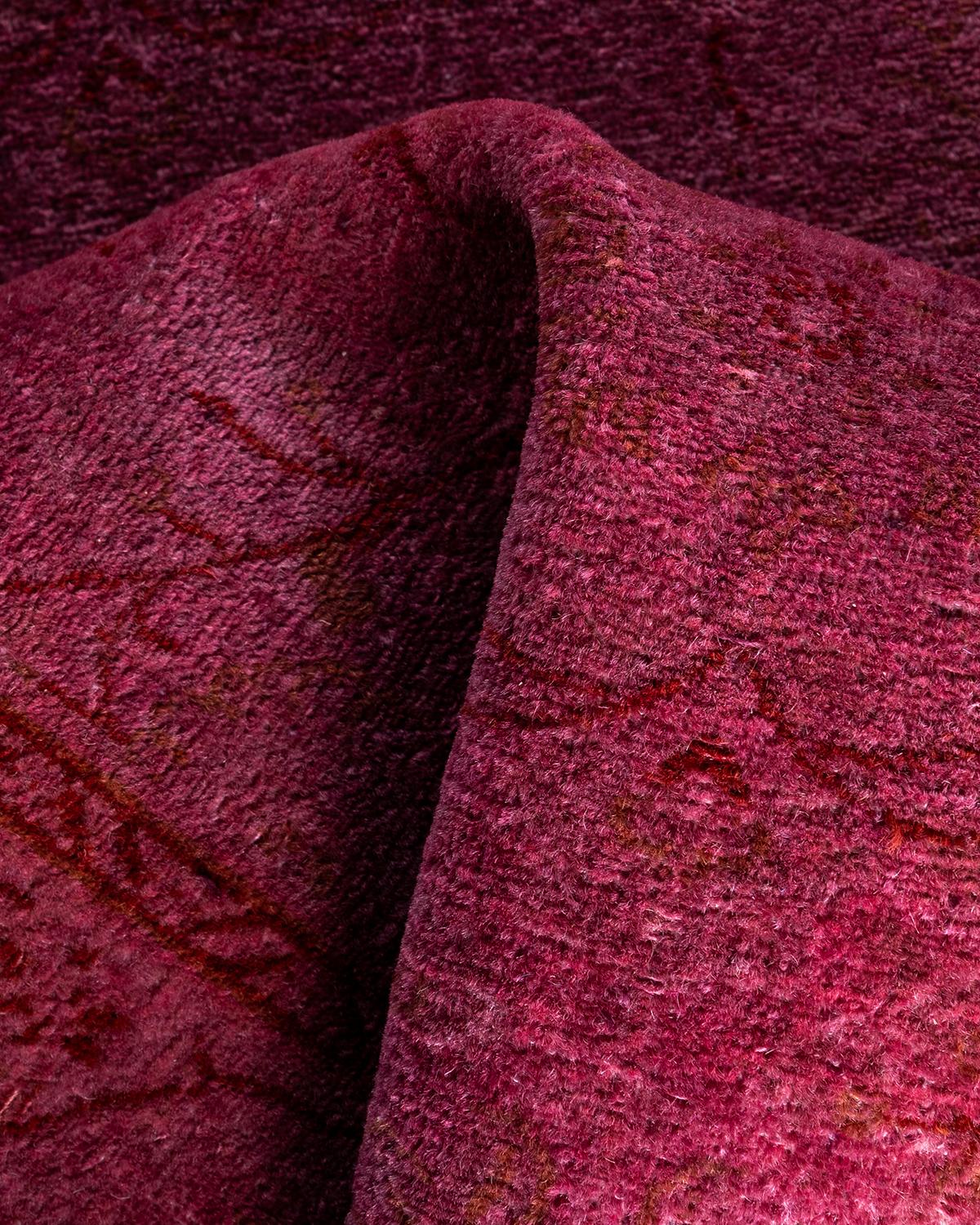 Tapis de course Contemporary en laine surteinte nouée à la main rose 2' 6
