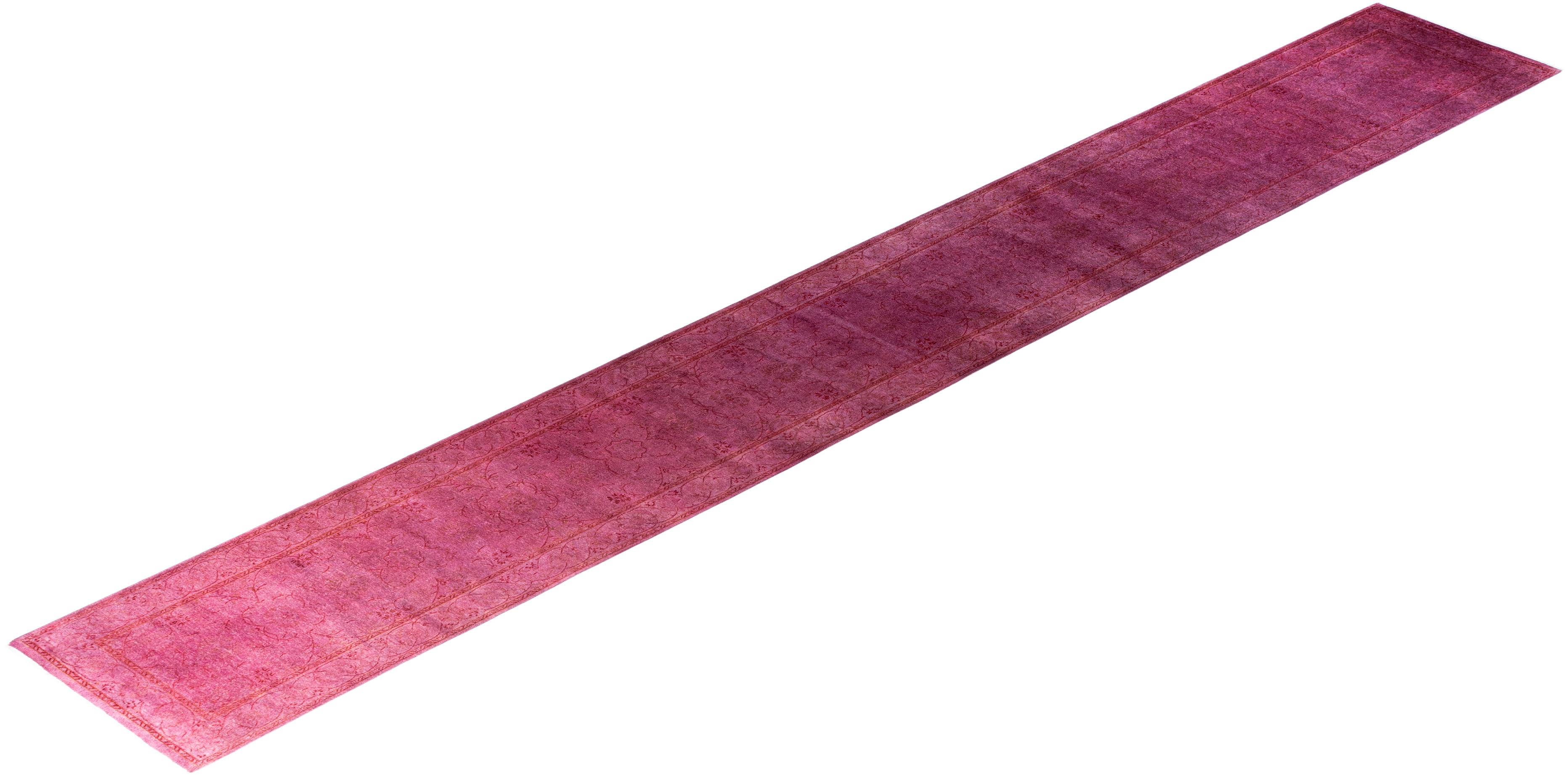 Tapis de course Contemporary en laine surteinte nouée à la main rose 2' 6